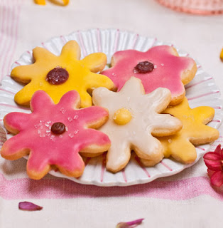 PAINTED FLOWER COOKIES -- Beautiful, easy decorated cookies.
